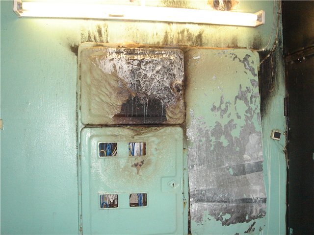 Tablero eléctrico con daño térmico